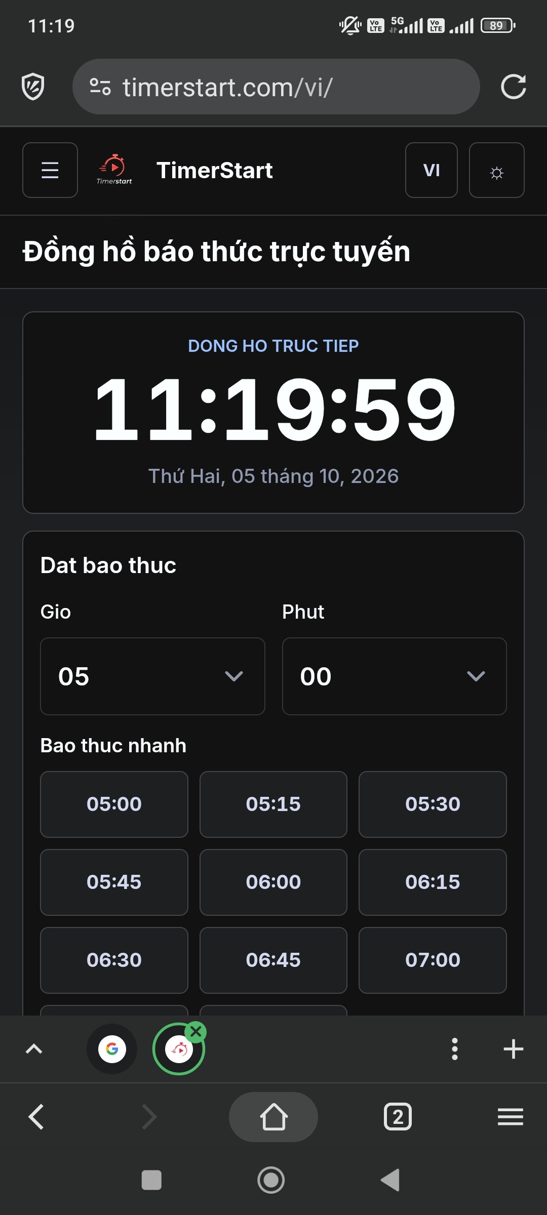 Đồng hồ báo thức, trạng thái ban đầu: đồng hồ trực tiếp, ô Giờ, Phút và các mốc Báo thức nhanh, giao diện tối.